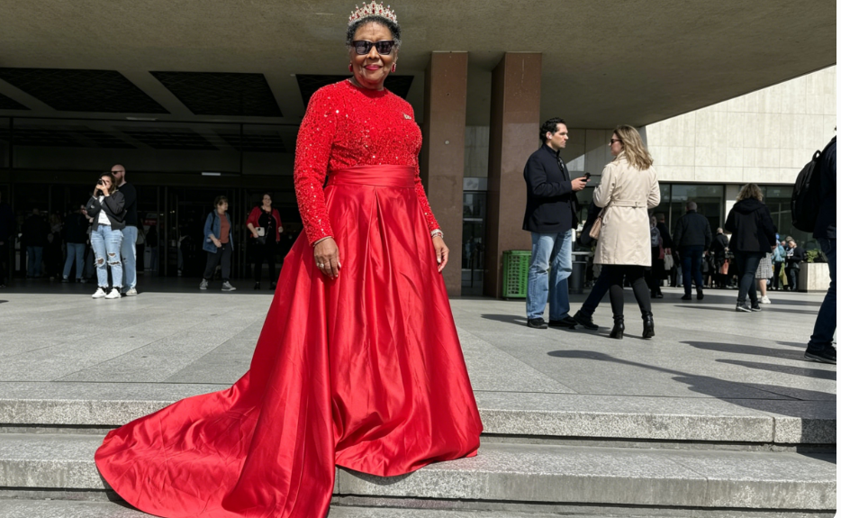 what to wear for 75th birthday queen theme